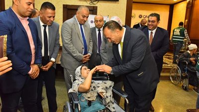 وزارة التضامن تسلم عددًا من المعينات الحركية والسمعية لذوى الإعاقة بمحافظة أسيوط