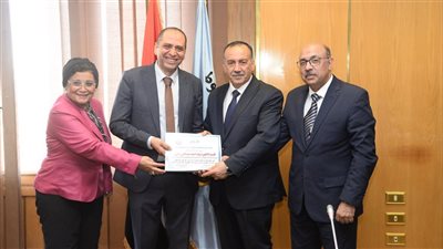 محافظ أسيوط يكرم طبيبين لجهودهما في زيادة معدلات الولادة الطبيعية الآمنة