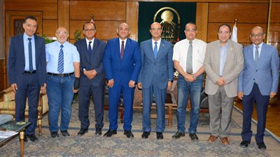 رئيس جامعة أسيوط يلتقي فريق مستشفى صحة المرأة المشارك في ورشة عمل حول بطانة الرحم المهاجرة   