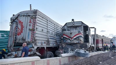  التفاصيل الكاملة لحادث تصادم قطار بعدد من السيارات بمزلقان مطار برج العرب