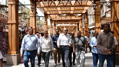  محافظ أسوان: تكثيف أعمال النظافة العامة ورفع الإشغالات بالسوق السياحى القديم 