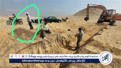 صور من سقارة... حفر عشوائي بواسطة حفار يكشف عن مقابر أثرية 