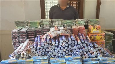 ضبط عامل بالفيوم لقيامه بتصنيع الألعاب النارية والاتجار فيها