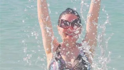 عبير صبري تخطف الانظار لها من داخل حمام السباحة 