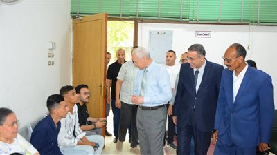 عبدالمولى يتفقد سير العمل بمراكز مجمع الخدمات بجامعة أسيوط  