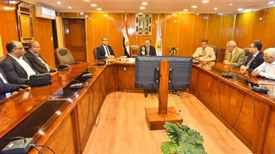 محافظ أسيوط يناقش مشاكل واحتياجات الاستثمار وسبل تنمية المناطق الصناعية