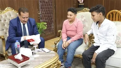 محافظ المنوفية يهدى أجهزة محمول لاثنين من الأطفال الأيتام 