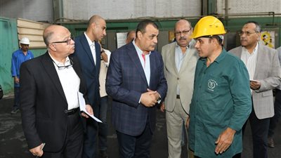 وزير الإنتاج الحربي يفاجئ قيادات وعمال 