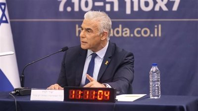 لابيد يدعو لإضراب شامل في تل أبيب بعد استعادة جثث الرهائن