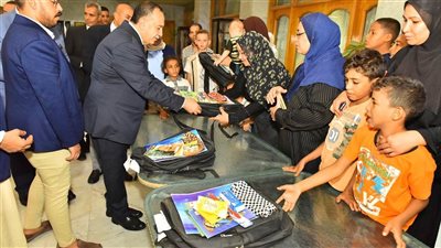 محافظ أسيوط يوزع 100 حقيبة مدرسية بمشتملاتها من الأدوات المكتبية على الأيتام 