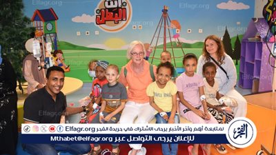 سائحة ألمانية تصنع مشغولات يدوية وتقدمها هدية للأطفال متحدي السرطان بالأقصر