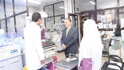 محافظ أسيوط يقوم بزيارة مفاجئة لمستشفى الشاملة