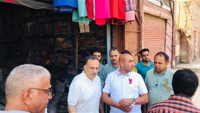 محافظ أسيوط يتفقد محلات الملابس الجاهزة والمفروشات بمدينة أبوتيج 