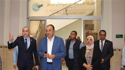 وزير قطاع الأعمال يتفقد معهدي 