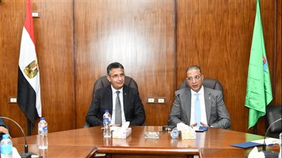 وزير التموين ومحافظ الفيوم يعقدان اجتماعًا مع أعضاء الغرفة التجارية