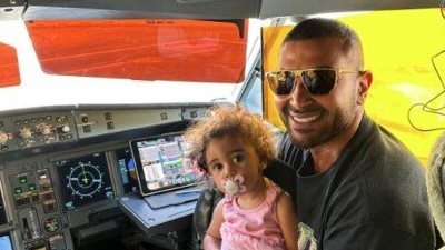 أول تعليق من أحمد سعد على صورة طفلته داخل كبينة طائرة