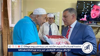محافظ الإسماعيلية يشارك نزلاء دار المسنين احتفالهم بالمولد النبوي الشريف 