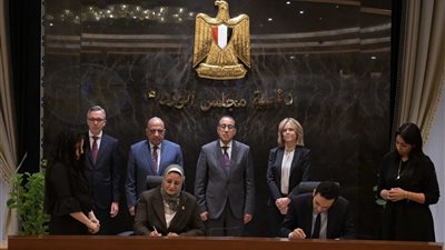 رئيس الوزراء يشهد توقيع اتفاقيات لإنتاج الكهرباء من الطاقات المتجددة «شمسي ورياح» وتخزينها