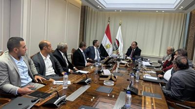 وزير قطاع الأعمال يتابع مع 