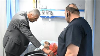 محافظ أسوان يزور مصابي حادث انقلاب سيارة تأمين فوج سياحي
