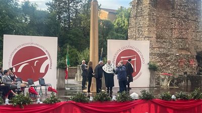 أول عربي يفوز بها... زاهي حواس يحصل على جائزة الإمبراطور تراجان من إيطاليا