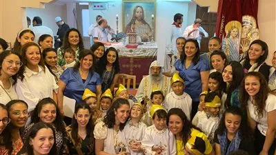 الأنبا رافائيل يرسم شمامسة جدد بأكاديمية مفرح القلوب 