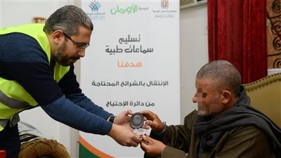 تسليم سماعات طبية لغير القادرين في قرى ومراكز أسوان