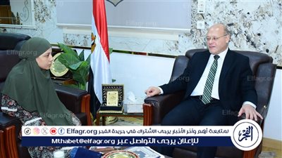 رئيس جامعة سوهاج يستقبل طالبة مبدعة من الطلاب الجدد من ذوي القدرات الخاصة