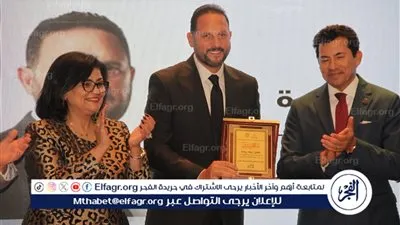 وزير الشباب والرياضة يكرم الفنان عماد زيادة عن دوره بمسلسل 