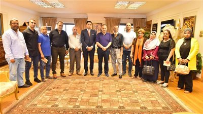 محافظ أسيوط يستقبل مفوض الدولةو13 موظفًا من مديريتي الاسكان والمالية لتقديم الشكر لهم وتكريمهم لتفانيهم فى العمل   