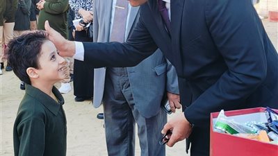 مديرية التربية والتعليم تستقبل الطلاب والطالبات بالحلويات في بداية اليوم الدراسي في الإسكندرية