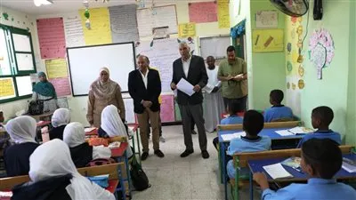  محافظ أسوان: يشيد بأولياء الأمور والأسر لانتظام أبنائهم بنسبة 100% 