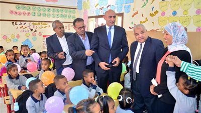 في ختام جولاته بمحافظات الصعيد.. وزير التربية والتعليم ومحافظ الأقصر يتفقدان (٦) مدارس بالمحافظة لمتابعة انتظام العام الدراسي الجديد