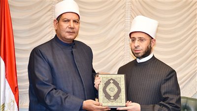 وزير الأوقاف يكرم رئيس الإدارة المركزية لشئون مكتب الوزير السابق