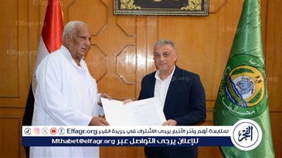 محافظ الإسماعيلية يسلم عقود المحال التجارية بسوق الجمعة المطور للتجار وأصحاب الفروشات