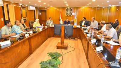 محافظ أسيوط يترأس اجتماعًا لمناقشة معدلات تنفيذ مشروعات حياة كريمة  