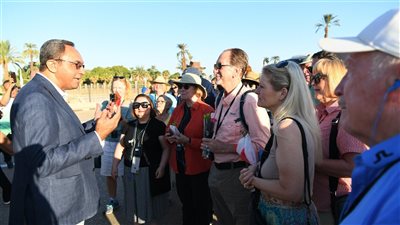 محافظ قنا: التزام المجتمع الدولي بأهمية السياحة كوسيلة لتحقيق السلام والتنمية المستدامة