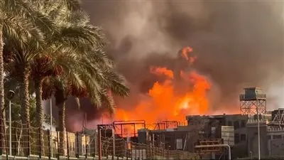 النيران تعانق السماء.. اندلاع حريق هائل في مول تجاري بالتجمع
