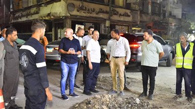 محافظ أسيوط يتفقد أعمال رفع غرف محابس الصرف الصحي بشارع سعد زغلول بحي غرب  