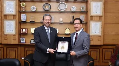 مجلس جامعة بنها يُكرم محافظ دمياط تقديرًا لجهوده فترة توليه عمادة 