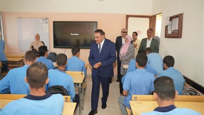 محافظ مطروح يتفقد سير العملية التعليمية ويوزع أدوات مدرسية على الطلاب