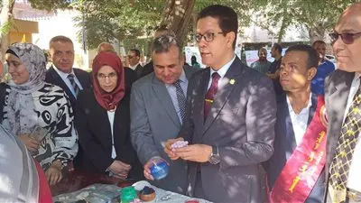 رئيس جامعة بنها يفتتح معرضا للأنشطة الطلابية بكلية الزراعة