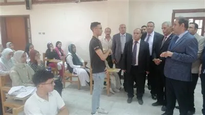 قولولى متطلباتكم وأنا كفيل أوفرها.. رئيس جامعة بورسعيد يشارك الطلاب فرحة أول يوم جامعي