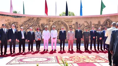 القائم بأعمال رئيس جامعة الأقصر تشارك في وضع إكليل الزهور على النصب التذكاري لشهداء القوات المسلحة والشرطة