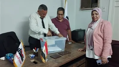 توافد أعضاء حزب 