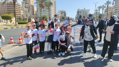 بملابس الشرطة والجيش.. محافظ بورسعيد يضع اكليل من الزهور على قبر الجندي المجهول