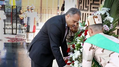 محافظ الشرقية يضع إكليلًا من الزهور على النصب التذكاري للشهداء بمدينة الزقازيق