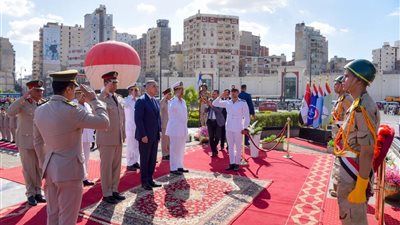 محافظ الإسكندرية وقائد المنطقة الشمالية ومدير الأمن يضعون إكليلا ًمن الزهور على النصب التذكاري للشهداء 
