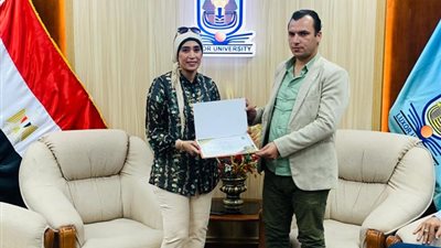 القائم بأعمال رئيس جامعة الأقصر تكرم مدرسا بكلية الحاسبات لاختياره ضمن أفضل 2% من العلماء الأكثر تأثيرًا على مستوى العالم