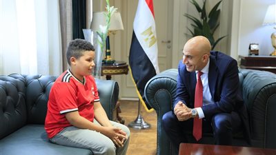 وزير التعليم يعفي الطالب علي حمادة من المصروفات الدراسية لحين إتمامه مرحلة التعليم قبل الجامعي